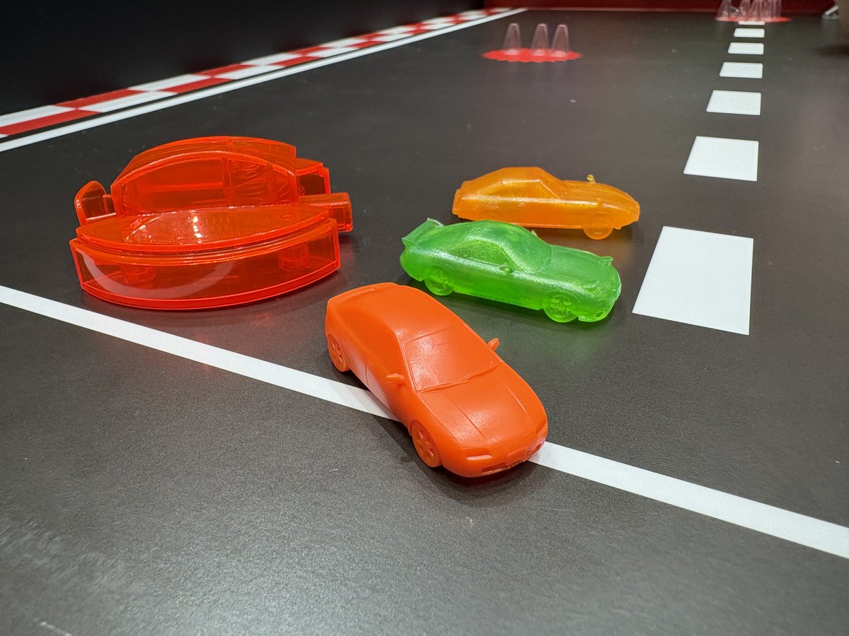 gizmodojapan's tweet photo. スーパーカー消しゴムや！
カーケシの最新形態や！！
もうボールペンじゃない、専用のシューターが付いとる！
「カーケシGP」集めたすぎる… https://t.co/WxbWstlJK9