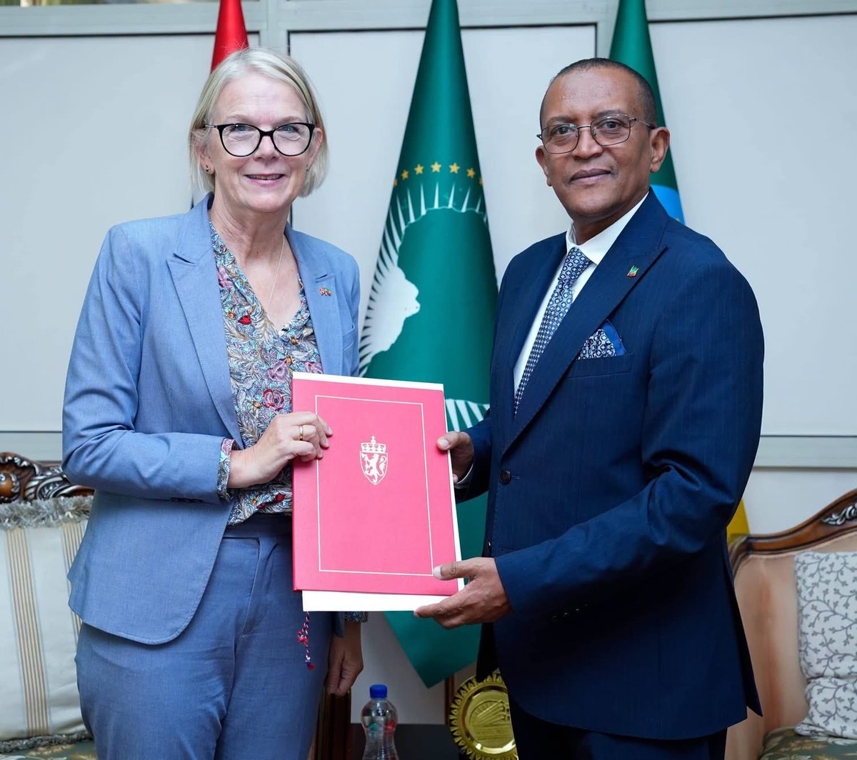 MFAEthiopia's tweet photo. Chief of State Protocol at the Ministry of Foreign Affairs of the Federal Democratic Republic of Ethiopia, Melaku Bedada, today received copies of the Letters of Credence from the Ambassador-Designates of the Republic of Austria and the Kingdom of Norway, Peter Elsner Mackay and Yngvild Berggrav, respectively.