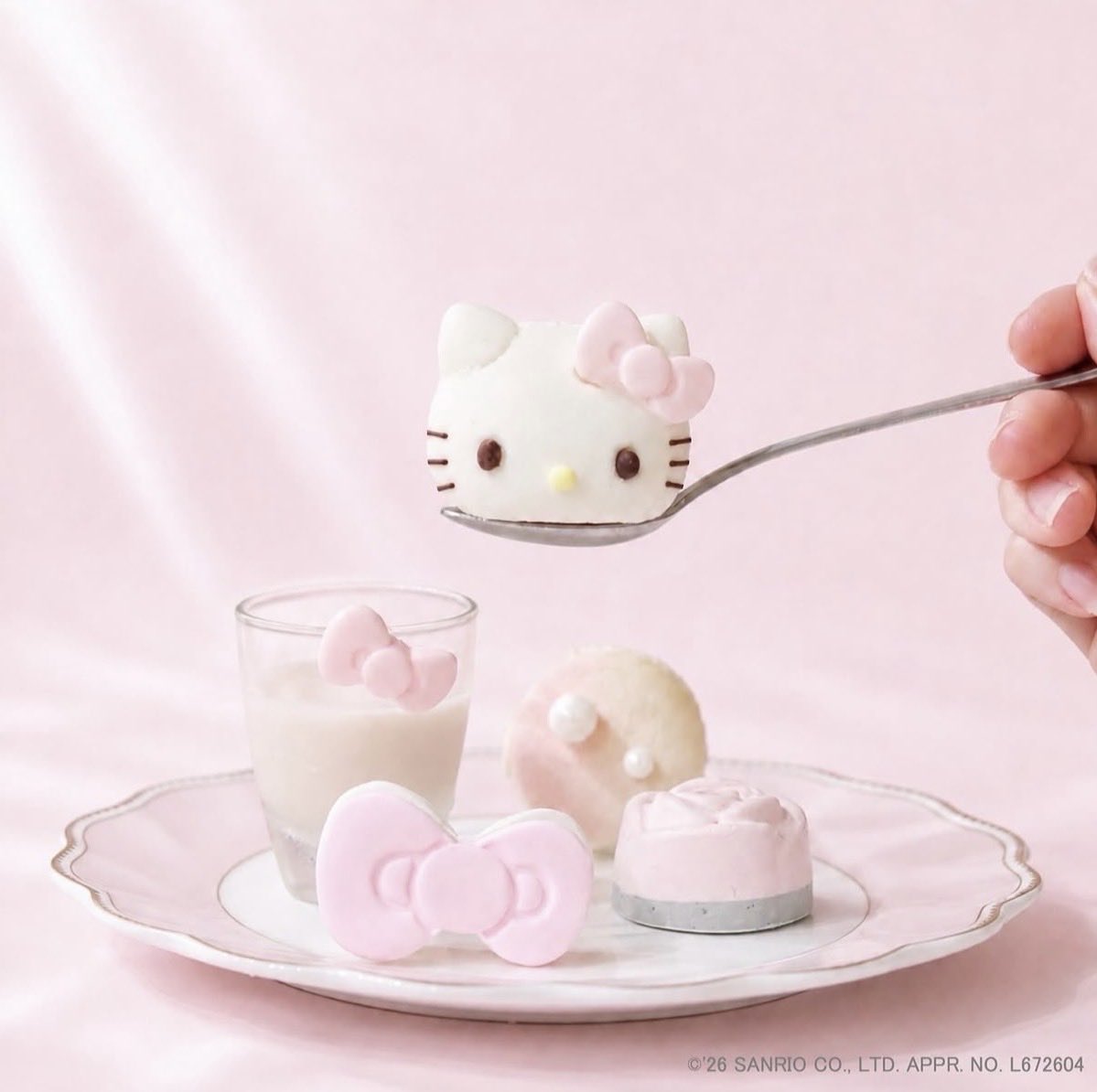 sanrio_fan_jp's tweet photo. ＼Hello Kitty Pink Fur Afternoon Tea 開催🎀／

Ginger Garden AOYAMAにてハローキティとのコラボアフタヌーンティーが開催決定！

キティちゃんスイーツをはじめ、お名前入りリボンパフェやランダムクッキー付きドリンクなど特別なメニューが楽しめます♡

🗓開催期間
2026/9/28(月)〜11/27(金)

⏰予約開始（完全予約制）
第1弾：8/23(日) 18:00〜（9/28〜10/28来店分）
第2弾：9/28(月) 18:00〜（10/29〜11/27来店分）

📍住所：東京都港区南青山5-10-8 アナーブル1F（表参道駅B1出口徒歩3分）

#ハローキティ #アフタヌーンティー #GingerGardenAOYAMA #サンリオ