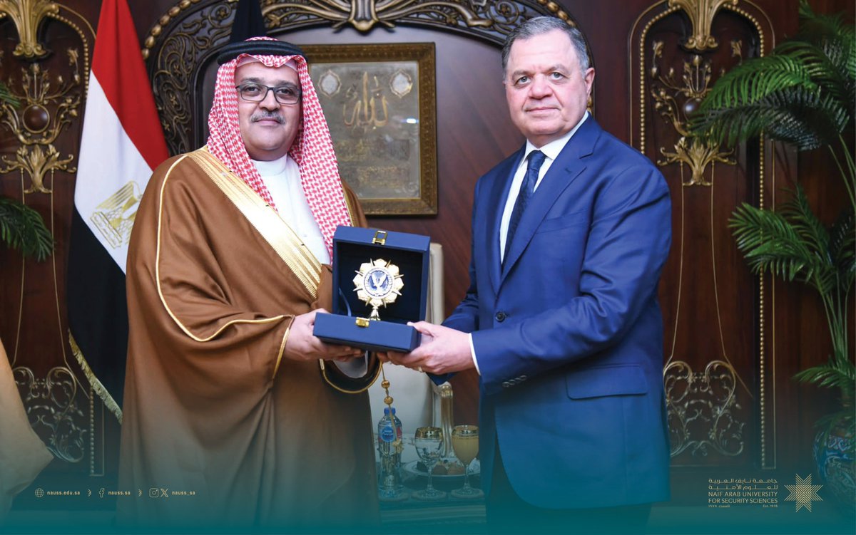 NAUSS_SA's tweet photo. استقبل معالي وزير الداخلية في جمهورية مصر العربية، السيد محمود توفيق، في القاهرة، معالي رئيس #جامعة_نايف_العربية للعلوم الأمنية د. عبدالمجيد البنيان، حيث جرى خلال اللقاء بحث عدد من الموضوعات في مجالات بناء القدرات، وتبادل الخبرات، والاستفادة من التجارب النوعية بما يعزز العمل الأمني العربي المشترك.