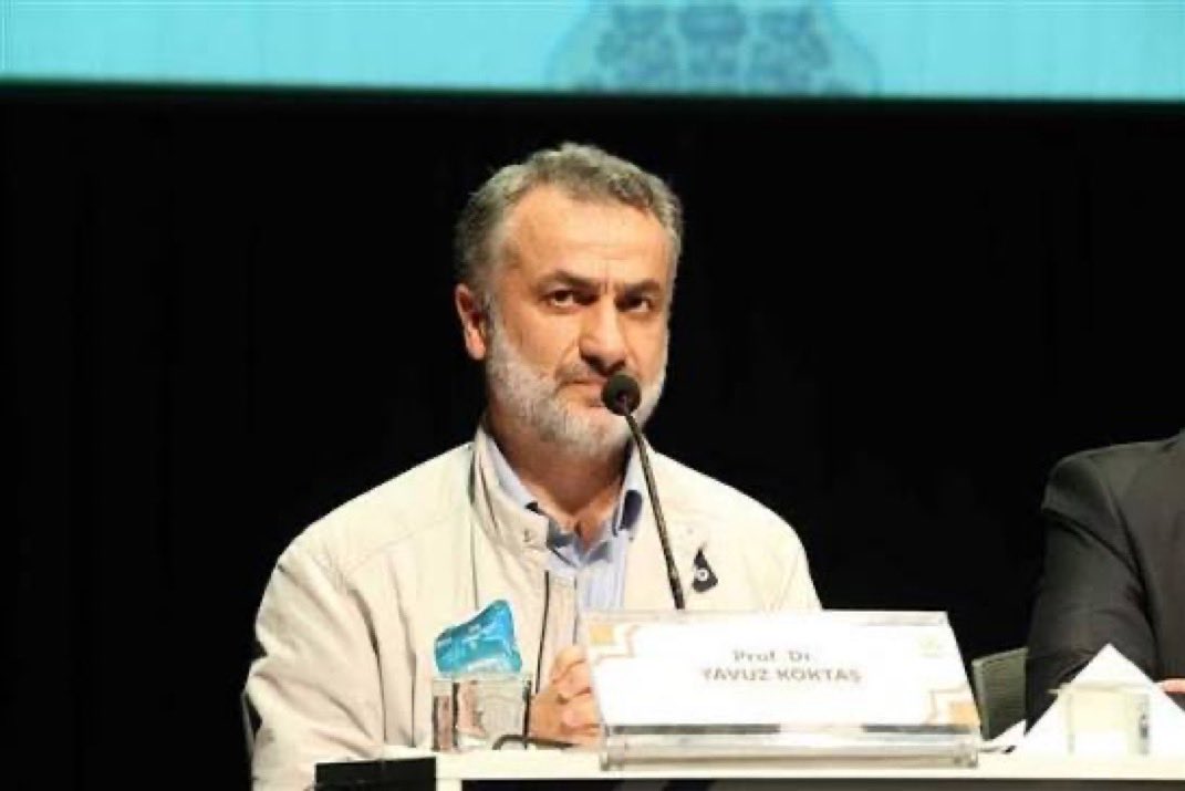 _tevhidgundemi's tweet photo. “Türkiye İslam Ülkesi Değil” Sözlerine Soruşturma

🔻 İlahiyatçı Prof. Dr. Yavuz Köktaş, Rize sokaklarında gördükleri sonrasında Türkiye’nin “İslam ülkesi” olmadığı kanaatinin kendisinde pekiştiğini belirterek, “Amerika neyse Türkiye de o. Minarelerden ezan okunması işi değiştirmiyor” ifadelerini kullanmıştı.

🔻Bu açıklamanın ardından Recep Tayyip Erdoğan Üniversitesi, öğretim üyesi Prof.Dr. Yavuz Köktaş'ın X paylaşımı nedeniyle kendisi hakkında soruşturma başlattı.