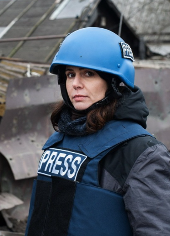 Agedo_Memoria's tweet photo. Anne-Laure Bonnel (née au début des années 1980 dans le Vaucluse)
Réalisatrice et reporter de guerre, ancienne enseignante (Sorbonne, INA), elle a notamment réalisé Donbass (2016) en Ukraine (qui a défrayé la chronique), ainsi que Silence (2021), tourné dans le Haut-Karabagh. Un travail qui se retrouve souvent au cœur des conflits et des luttes de récits qui les entourent.