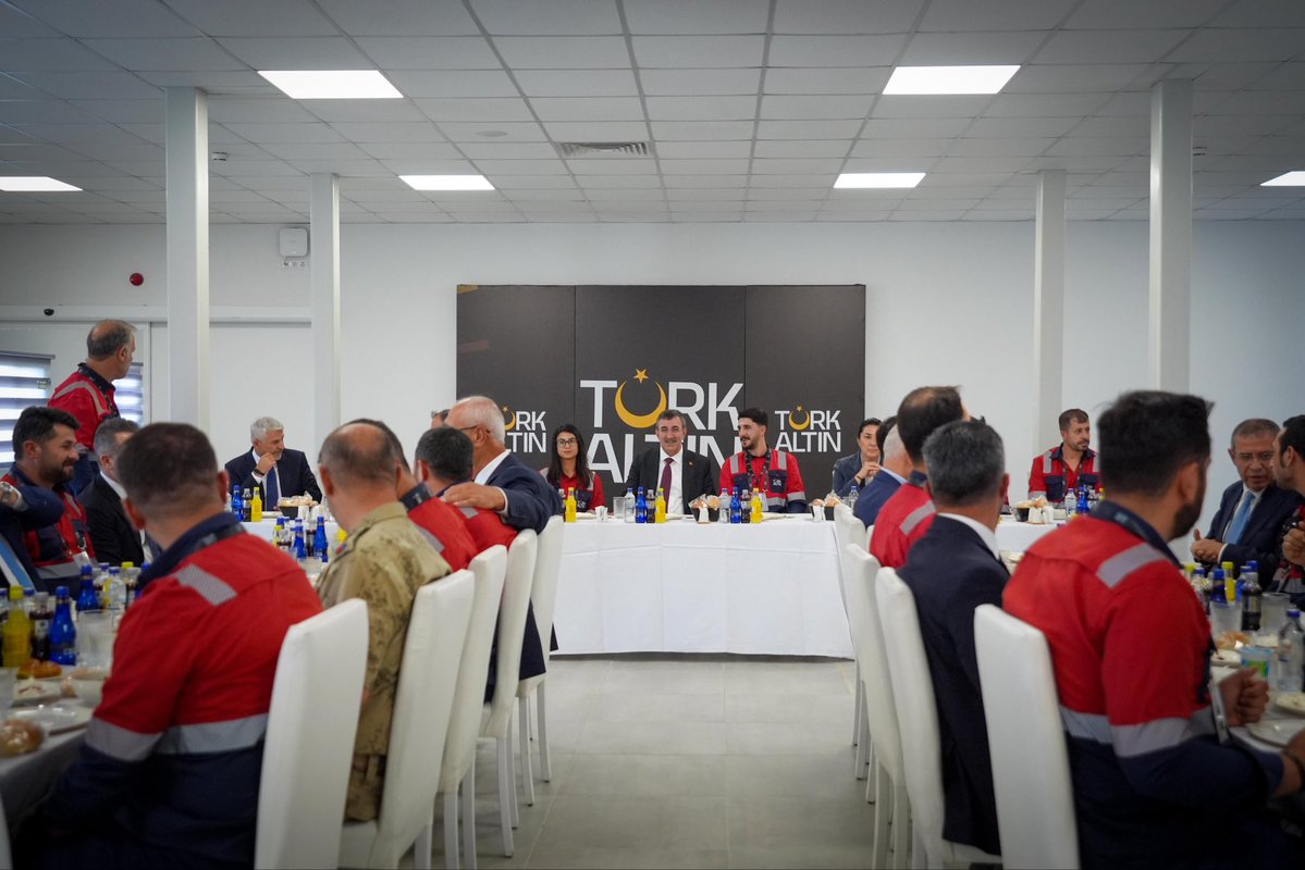 _cevdetyilmaz's tweet photo. Bugün, yaklaşık 18 yıllık arama, etüt, fizibilite ve mühendislik çalışmalarının ardından üretim aşamasına ulaşan Ağrı Mollakara Altın Madeni’nin açılış törenini gerçekleştirdik.

250 milyon dolarlık yatırımla hayata geçirilen Mollakara madeninin, 5 yılda yaklaşık 17 ton altın üretimi yapmasını ve cari açığımızın 2,5 milyar dolar azaltılmasına katkı sağlanmasını öngörüyoruz. Bu üretim miktarı, aynı dönemde toplam altın üretimimizin yaklaşık yüzde 10’una tekabül edecek. 

Terörsüz Türkiye hedefimizle güçlenen huzur ve güven ortamını daha fazla yatırıma, üretime, istihdama ve refaha dönüştüreceğiz. Ağrı’mızın ve bölgemizin sahip olduğu potansiyeli harekete geçirecek bu kıymetli yatırımı da bölgemizde başlayan yeni kalkınma döneminin güçlü adımlarından biri olarak görüyoruz.

Mollakara Altın Madeni’nin ülkemize, milletimize, bölgemize ve Ağrı’mıza hayırlı olmasını diliyor; emeği geçen herkese teşekkür ediyorum.