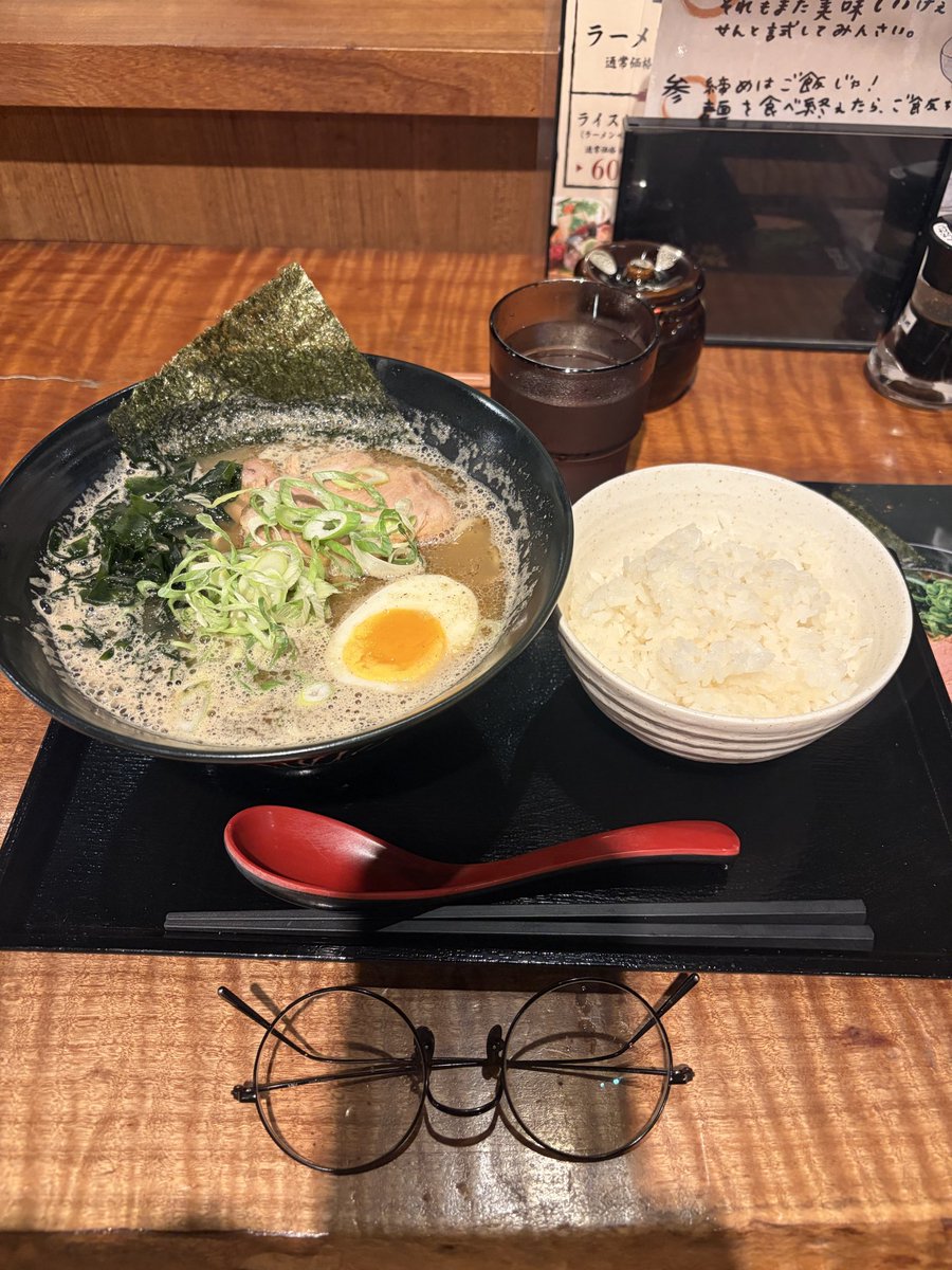 BoooooSato's tweet photo. 本日のランチは出道さん。
偶然とおりかかったところ発見。
夜は居酒屋で最近ラーメンランチ始めたみたいです。
魚粉きいてて美味しかったですよ！
また行きます。
ごちそうさん！ https://t.co/WLoRjbVx3L