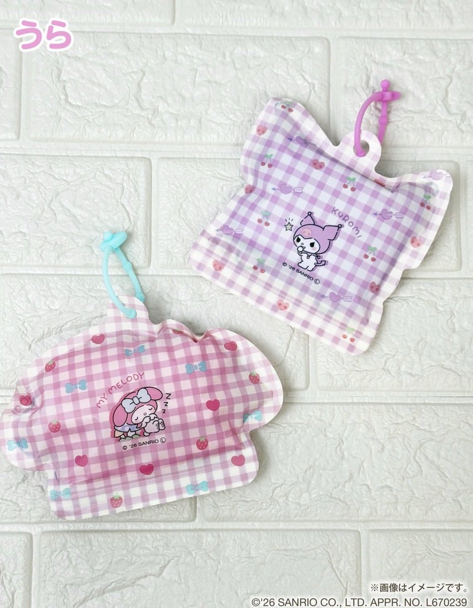 sanrio_fan_jp's tweet photo. ＼100円ショップに新登場☔️／

マイメロディとクロミのケース付き携帯用レインコートが順次発売中！

シリコンバンド付きケースでバッグに可愛く付けられますチャーム
フード付きでゲリラ豪雨やイベント・アウトドアの急な雨対策に最適◎

【商品情報】価格：各200円
・マイメロディ (JAN: 4573630332644)
・クロミ (JAN: 4573630332651)

100円ショップにて順次発売！要チェックです👀✨

#サンリオ #マイメロ #クロミ #100均サンリオ