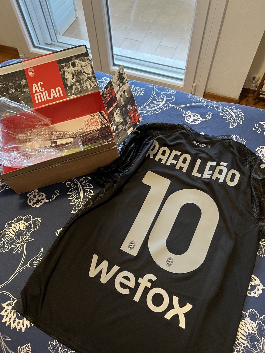 Lolela2's tweet photo. Su #Leao dico che ha fatto il suo in quasi tutte le stagioni nonostante una stampa contro a priori, ha portato uno scudetto da MVP e un altro paio d’anni ad alto livello. Poi ovvio ha sbagliato, non è stato costante e non è diventato un top, ma 👇 https://t.co/bpC1cs0XnL