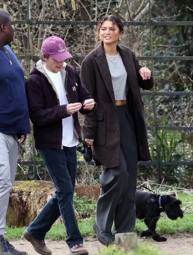 VistaVoid's tweet photo. Tom and Zendaya in London https://t.co/XtHKVrgpGP