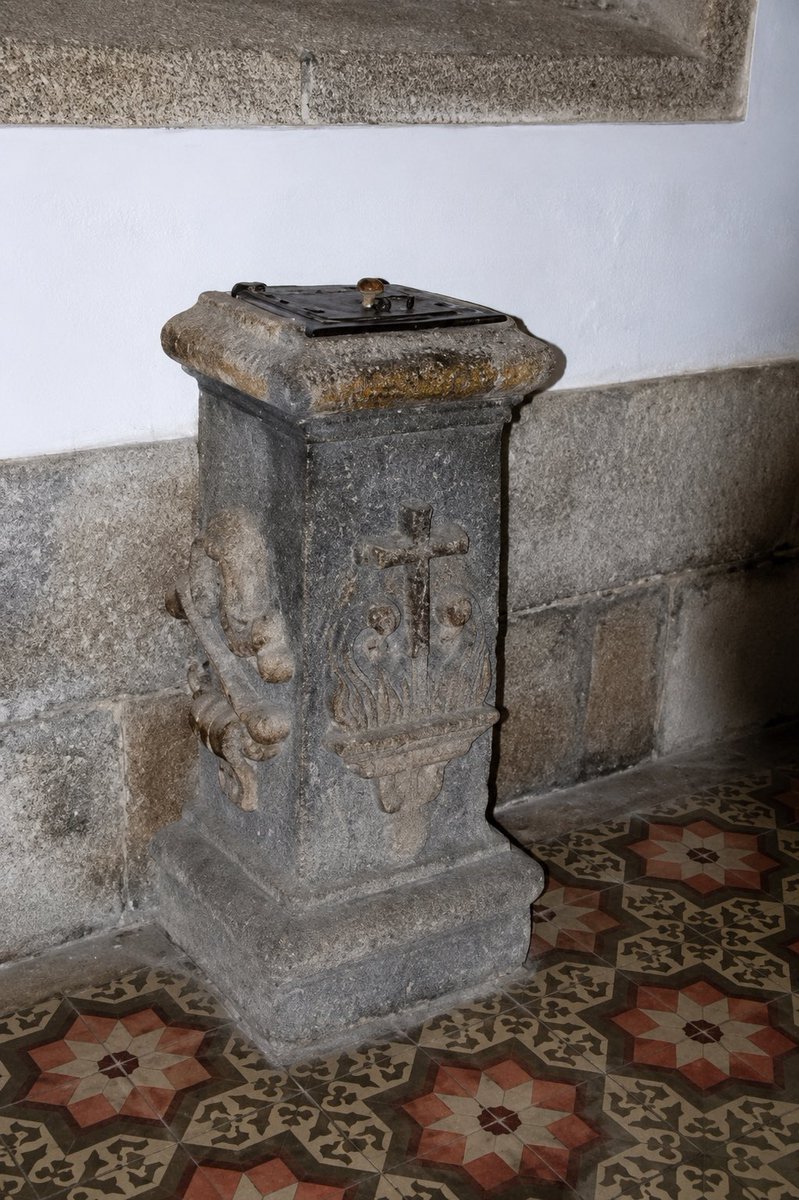 maiquelillo's tweet photo. Pero quizá la vieja iglesia no desapareció del todo.

Se cree que algunos de sus sillares pudieron reutilizarse en la actual concatedral. Y algo sí sabemos con certeza: su Peto de Ánimas se conserva allí. https://t.co/yaHXO413cs