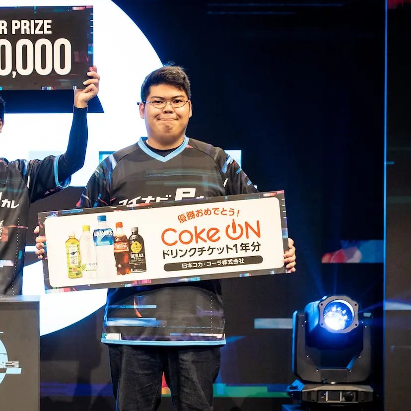 muneyuusann's tweet photo. Apex Legendsコミュニティ、そして運営チームの皆様へ。

私は広島工業大学のesports愛好会で活動しているmuneyuu（EA ID: muneyuusann）と申します。普段は様々な機種でプレイしており、直近ではXboxをメインにプレイしていました。大学生向けの大会を中心に出場しており、「マイナビeカレ全国大学esports選手権」では2度（2024年、2026年）全国優勝を経験しています。
https://t.co/BIVNa6vGUn
https://t.co/mrdpAqJjQl

しかし今年の7月20日、私のアカウントは「ゲームプレイの強化」を理由に突然永久BANされました。

大学でApexを扱う研究を行っているため自宅と研究室で頻繁にログイン環境を切り替えていたことや、コントローラーの専用アプリ使用に伴うシステム側の誤検知を疑っています。

私はチートやマクロなどの不正行為は一切、断じて行っていません。無実を証明するため、EA公式開示データ（不審なログインがない証明）、PC診断ファイル（DxDiag、installed_programsなど）、大会の実績VODや通常プレイ動画など、集められるすべての証拠をEAhelpおよびGoogleドライブに提出しました。
また、法的に解決できないか調べていたところ、EAの利用規約に定められた「AAA（米国仲裁協会）仲裁」という手段があることを知りました。
そこで、EAユーザー利用規約第15条に則って米国EA本社法務部へ「紛争通知書」をEMSで送付し、8月5日に配達完了を確認しています（60日の非公式解決期間があることは把握しているのですが、22日経過した現在もメールは1通も届いていません）。

サポート窓口（EA Help）への異議申し立てにおいて、1〜6回目はおおよそ半日程度で「BANは解除しない」という定型文での即時却下メールが届いていました。しかし7回目の申し立てで、ステータスが「翻訳を待っています」というこれまで見たことのない状態へ変化しました。今度こそ手動で証拠を精査してもらえるかもしれないと期待して待っていましたが(これは勝手に期待していた自分も悪いのですが)、約1ヶ月間も放置された挙句、ライブサポートへ問い合わせると「システムエラーにより勝手にクローズされていた」という信じられない回答を頂きました。
このポストを書いている現在、私は9回目の異議申し立てを送っていますが、再び1日程度で定型文が返ってきては再送するという不毛な日々を繰り返しています。送り続けるとフォーム自体が利用できなくなると聞いていますが、それまでは諦めずに送り続けるつもりです。

Apexはサービス開始初期から友達と楽しくプレイしてきた大切なゲームであり、大会に出ると決めた時は膨大な時間と熱意をかけて挑んできました。
学生最後の夏、学生向けの大会がいくつもあったにもかかわらず、出場すら叶わなかった悔しさは言葉にできません。
招待をいただいていた大会も、チームの皆には自分抜きで頑張って出場してもらうしかなくなってしまい、これまで一緒に戦ってきたメンバーや後輩、大会関係者の皆様、普段から遊んでくれているフレンド、そして日頃から応援してくださっている方々や家族、esports愛好会のみんなに多大な心配と迷惑をかけてしまったことが、本当に申し訳なく、悔しくてたまりません。

XやEAForumsを見る限り(https://t.co/G0hWVnRrpm)、直近では誤BANと思われる報告が世界中で増えているように見受けられます。
私自身、事実無根の心無い誹謗中傷やあらぬ疑いを恐れて公表を限定的にしていましたが、理不尽な現状と戦い抜くためには覚悟を決めるしかないと思い、こうしてポストすることにしました。
第三者から見れば、BANされた事実だけでただのチーターに見えるかもしれません。しかし、自分自身が使ってもいない不正行為でBANされ、犯罪者のように扱われることには到底納得がいきません。大切なアカウントと名誉を取り戻すため、私は戦えるところまで戦い続けます。

私が運営チームに求めているのは、以下の3点です。

提出証拠の精密な手動調査:
EA Helpおよび異議申し立て文に添付したGoogleドライブ内の全証拠（EA開示ログ、DxDiag、大会実績VOD等）に対する、権限を持った人間の担当者による詳細な精査

紛争通知書への正式な返答:
利用規約第15条に基づくAAA仲裁（米国仲裁協会）を見据えて、米国EA本社法務部へEMS送付した「紛争通知書」への正式なメール回答（8月5日配達完了済）

BAN解除による潔白の証明:
誤検知による不当な永久BANの解除と、アカウントおよび名誉の完全な回復

@Respawn @SatoshiRSPN @RSPN_Hideouts @PlayApex

私のことを直接知らない方でも、どうかこの声がEA/Respawnの担当者に届くよう、力を貸していただけないでしょうか。よろしくお願いいたします。