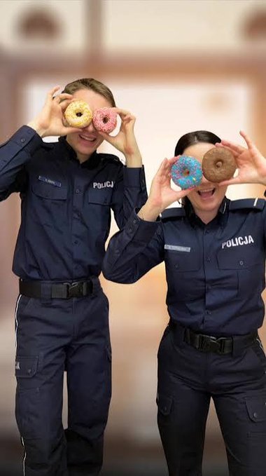 MarekMa25175489's tweet photo. Polska Policja to mem. Julki i  Stefany zaprogramowane na walkę z "mową nienawiści". Dają radę aresztować emerytów, internautów.
Bandyci szczgólnie ci z ukrainy  Kolumbii, Afganistanu mogą spać spokojnie. https://t.co/QuIBsgIkx1