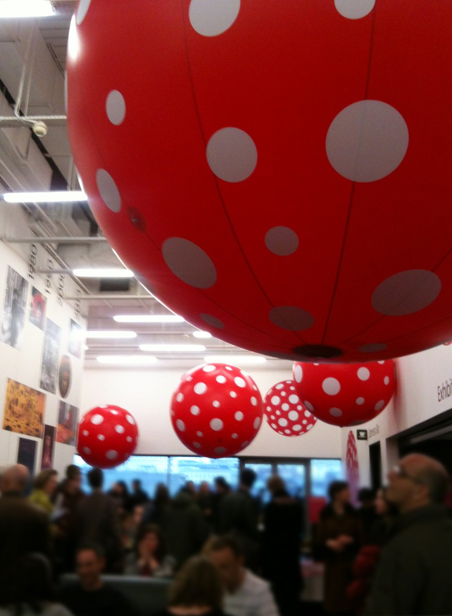 uk_now's tweet photo. テートモダンで開催された草間彌生の回顧展は2012年だったのか。ロンドンオリンピックがあったり、エリザベス女王のダイヤモンドジュビリーがあったり、思い出深い年。 https://t.co/PnNx9KgSWy