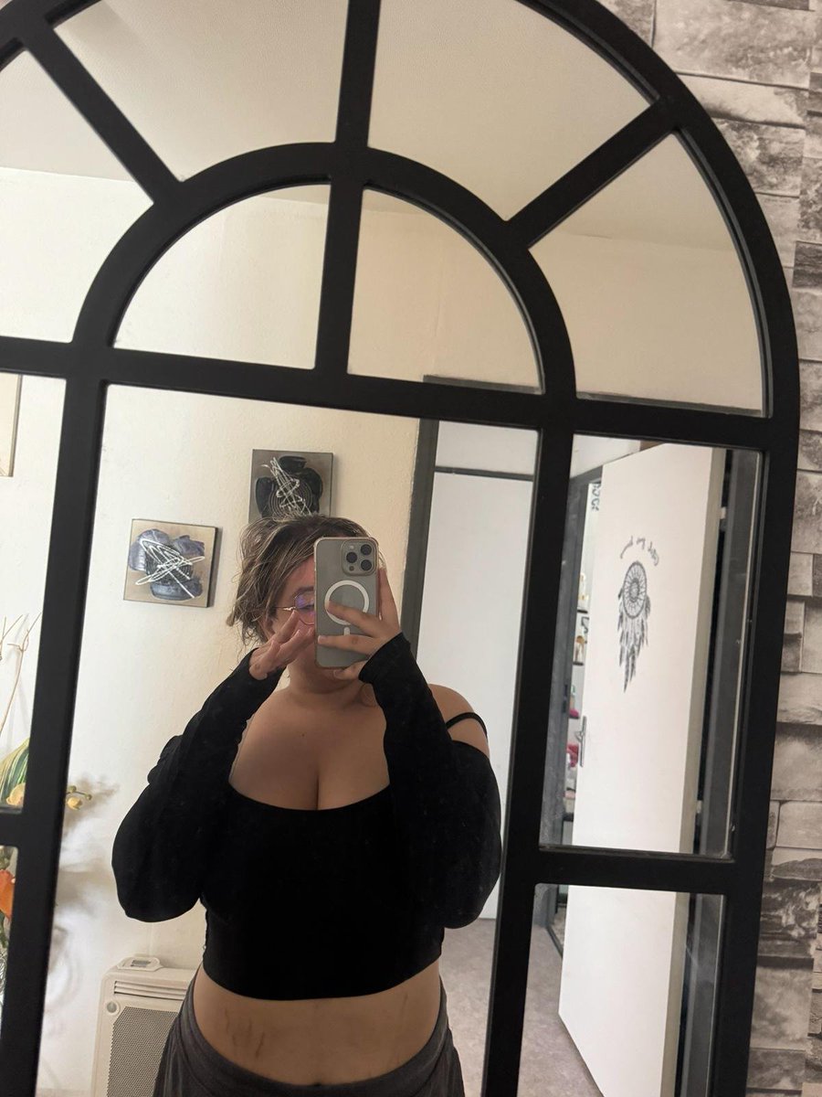 Eliaaa8g2's tweet photo. Sois honnête, suis je belle ? (Suis grosse) https://t.co/z5F6mEfjXE