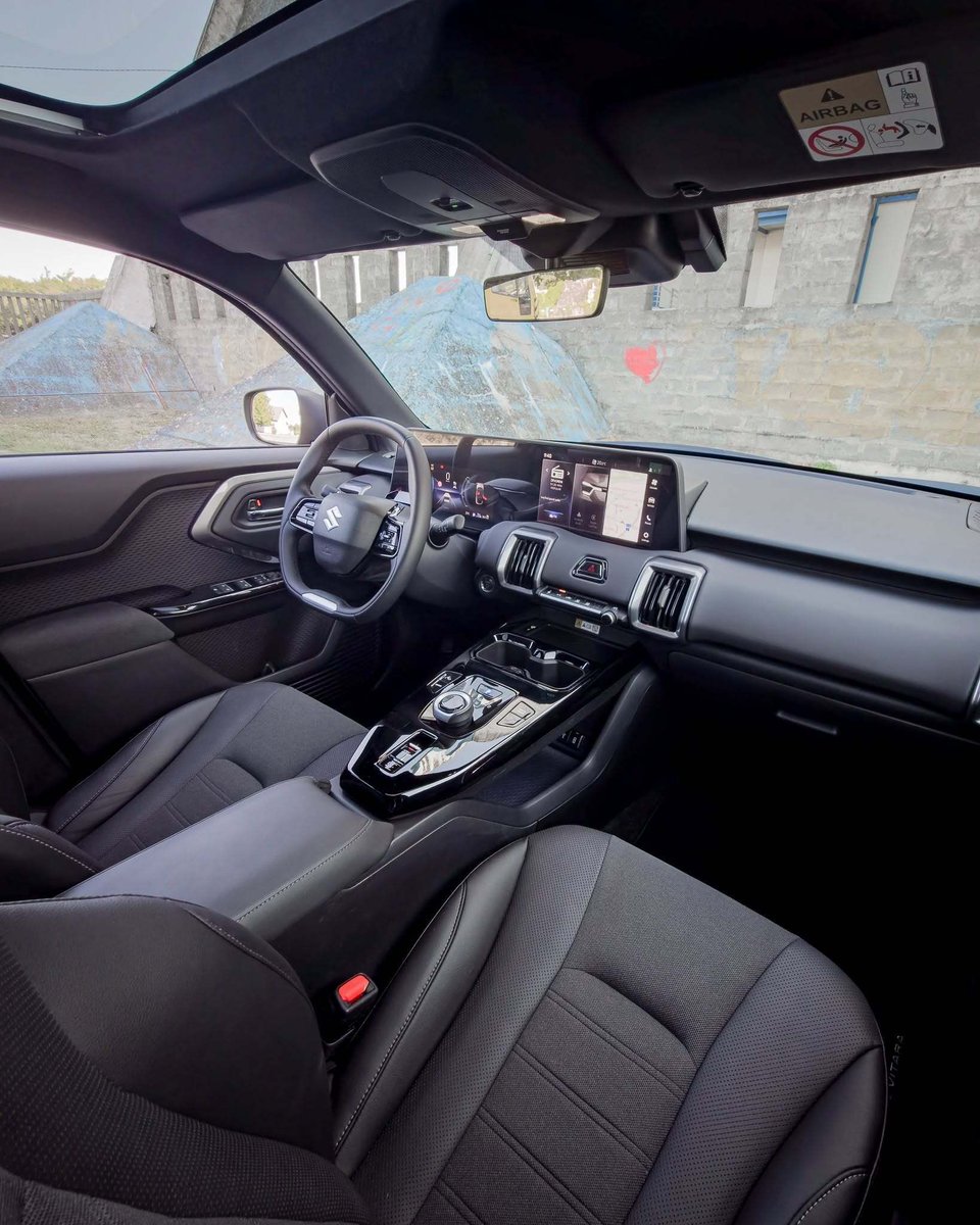 AutomobiliSkojo's tweet photo. Upoznajte novu Suzuki eVitaru.
Prvi potpuno električni Suzuki predstavlja važan iskorak u električnu mobilnost.
Moderan vanjski izgled, karakteristična LED svjetla i potpuno redizajnirana unutrašnjost daju eVitari vlastiti identitet. https://t.co/grSfrhUsiC