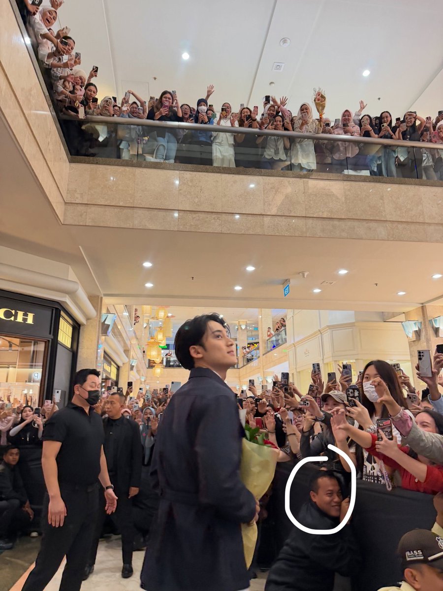 _onlywonforgyu's tweet photo. goofy shit always be happening in jakarta bcs wdym this lucky security man made it in mingyu’s instagram 😭😭😭 and he be grinning too like sir that’s how i felt too if THE kim mingyu is behind me 😭😭😭 https://t.co/GJSG1zXLOm