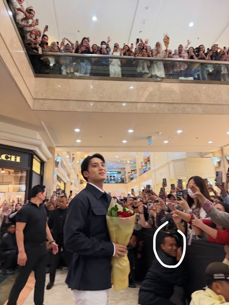 _onlywonforgyu's tweet photo. goofy shit always be happening in jakarta bcs wdym this lucky security man made it in mingyu’s instagram 😭😭😭 and he be grinning too like sir that’s how i felt too if THE kim mingyu is behind me 😭😭😭 https://t.co/GJSG1zXLOm