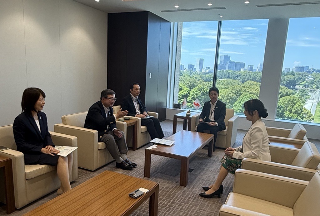 ChiefDiv_tokyo's tweet photo. 東京商工会議所の皆さまと意見交換。会員約9万を擁する同所は、女性活躍推進条例の検討に際し、最大規模の経済団体として様々なご意見をいただきました。2028年で創立150周年、そして10万会員達成に向けた取組についても伺いました。

#東京都女性活躍推進条例 https://t.co/6C4ma2UBNj