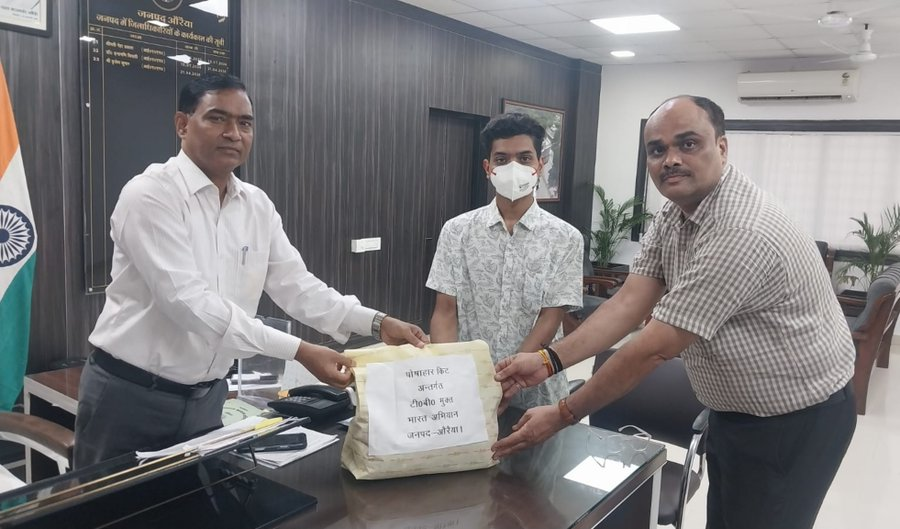 ntep_UP's tweet photo. जनपद औरैया में #TBMuktBharat अभियान के अंतर्गत डीएम महोदय द्वारा गोद लिए गए टीबी रोगी को पोषण किट का वितरण @AmitGhoshIAS @moansadhana @nhm_up @TBHDJ @TbDivision @khpt4change https://t.co/rKNW6UBvDJ