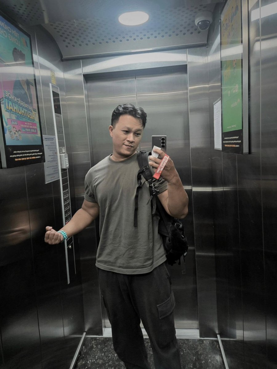 onlycamapvoi's tweet photo. Chạy lòng vòng dưới cái nắng 40 độ C https://t.co/MwuSH2nfLw
