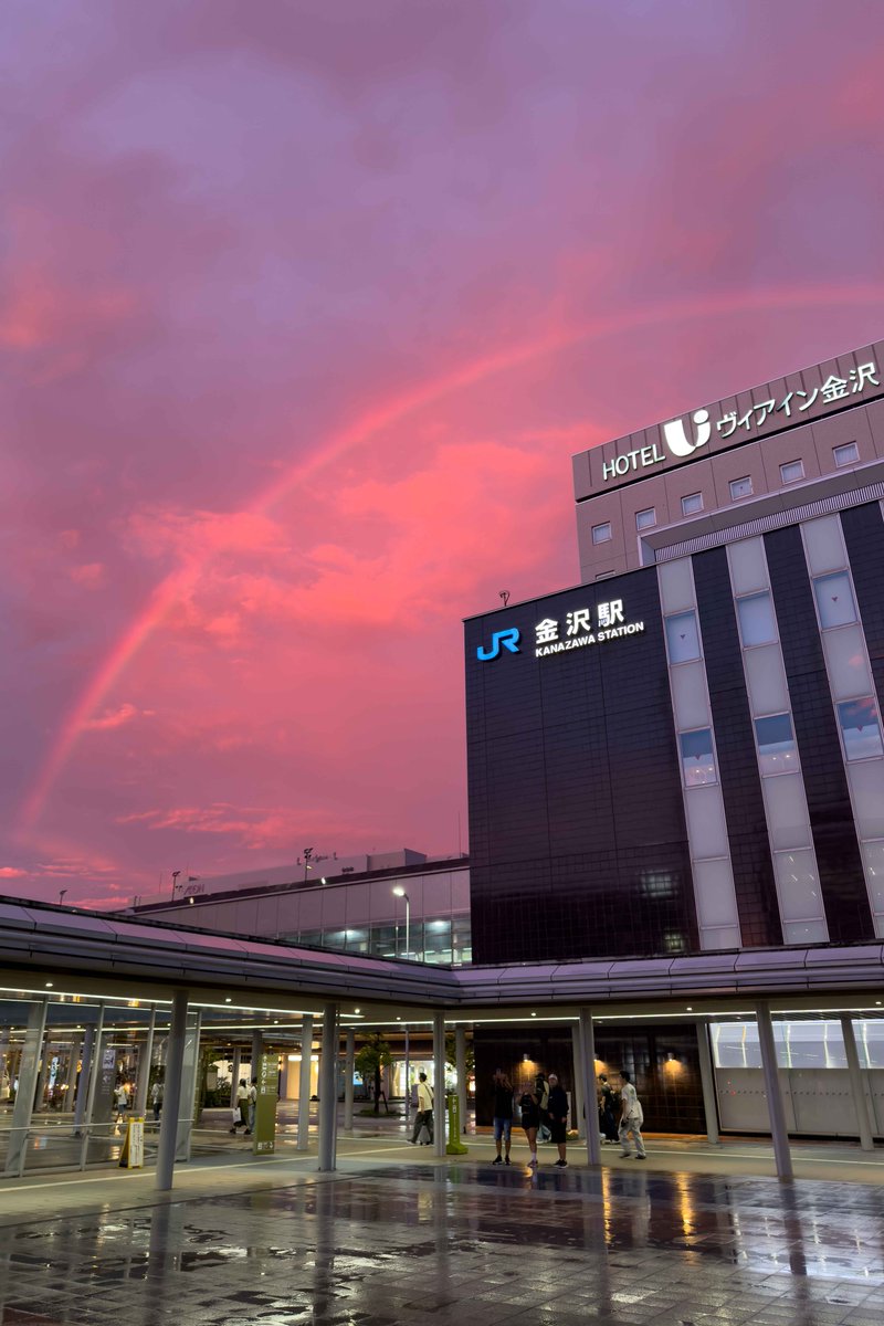manabu16's tweet photo. 先ほど金沢駅西口から夕景と虹 https://t.co/ehrZ6vLVuP