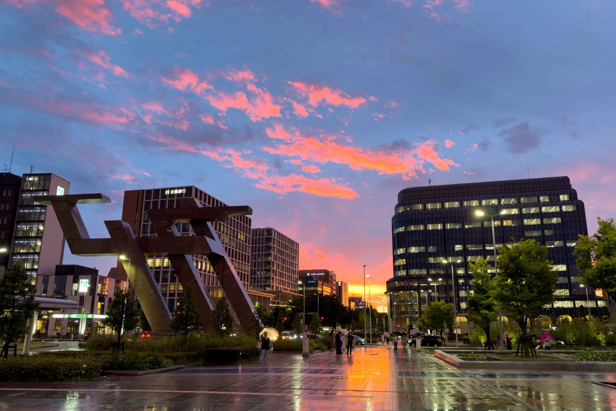 manabu16's tweet photo. 先ほど金沢駅西口から夕景と虹 https://t.co/ehrZ6vLVuP