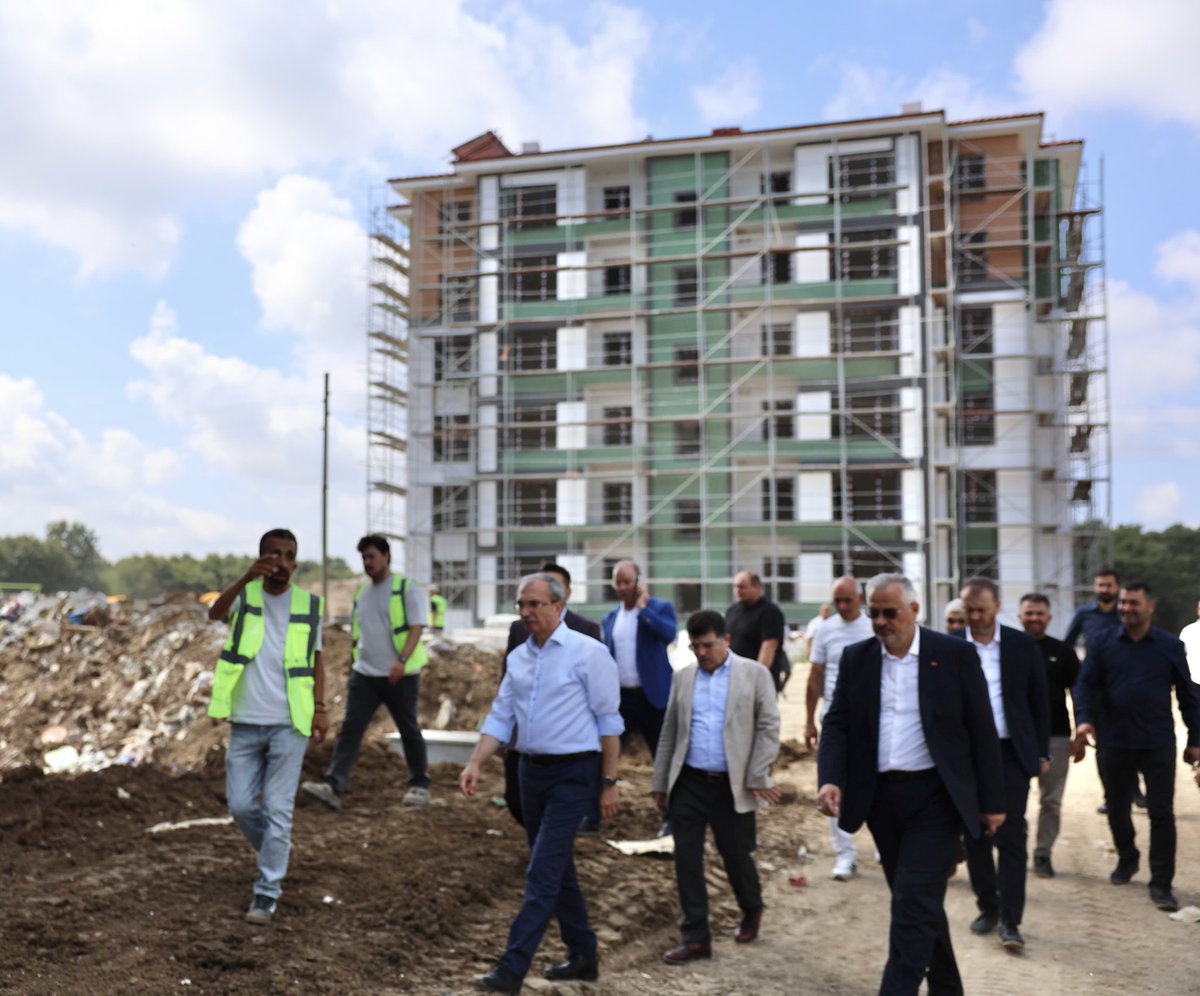 AvOrhanKIRCALI's tweet photo. 📍#Bafra / Yakıntaş Mahallesi
“Hemşehrilerimizi güvenli, modern ve konforlu yuvalarla buluşturuyoruz.” 🏘️
Yapımı tamamlanma aşamasına gelen TOKİ konutlarındaki çalışmaları yerinde inceleyerek gelinen son durum hakkında bilgi aldık. https://t.co/cJDCawAZev