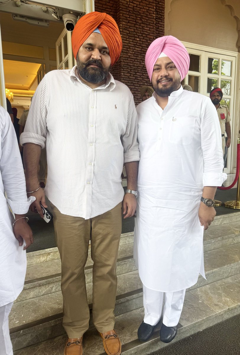SarabjotASR's tweet photo. ਆਮ ਆਦਮੀ ਪਾਰਟੀ ਦੇ ਜ਼ਿਲ੍ਹਾ ਪ੍ਰਧਾਨ ਸਰਦਾਰ ਸਰਬਜੋਤ ਸਿੰਘ ਧੰਜਲ ਜੀ ਵੱਲੋਂ ਪੰਜਾਬ ਦੇ ਮੁੱਖ ਮੰਤਰੀ ਸਰਦਾਰ ਭਗਵੰਤ ਸਿੰਘ ਮਾਨ ਜੀ ਦੇ OSD ਸ ਰਾਜਬੀਰ ਸਿੰਘ ਘੁੱਮਣ ਜੀ ਨਾਲ ਅੰਮ੍ਰਿਤਸਰ ਦੀ ਫੇਰੀ ਦੌਰਾਨ ਮੁਲਾਕਾਤ ਕੀਤੀ | https://t.co/j2O05ZGDFZ