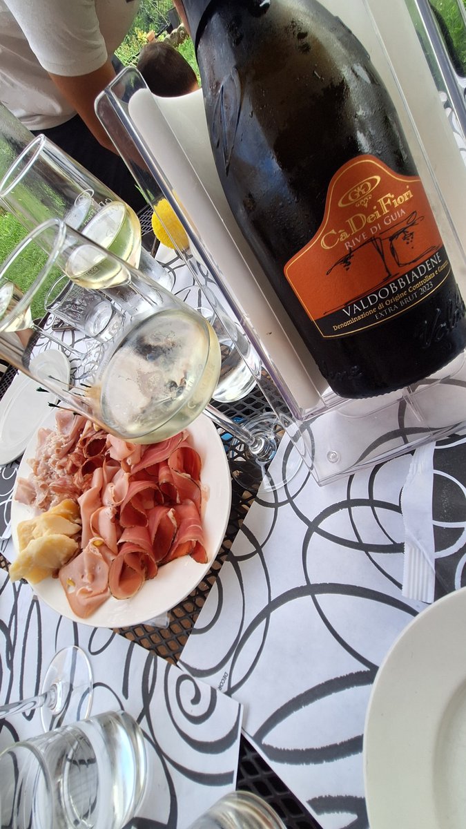 Aesthetic1333's tweet photo. .
I followed my heart and it led me straight to the wine cooler and prosciutto.
No regrets here. 🍾🥖
#GoldenHour #ItalianLifestyle #WineNot
. https://t.co/2ZCpvDJoBx