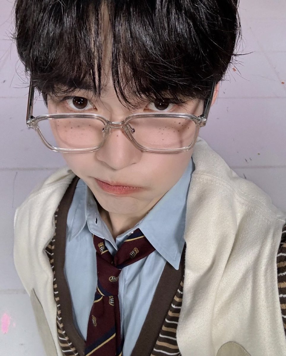 _______n_t's tweet photo. 私はナードなメガネビンちゃんが好き
可愛すぎるハンビンちゃん♡♡ https://t.co/dvX2SOM3Mx