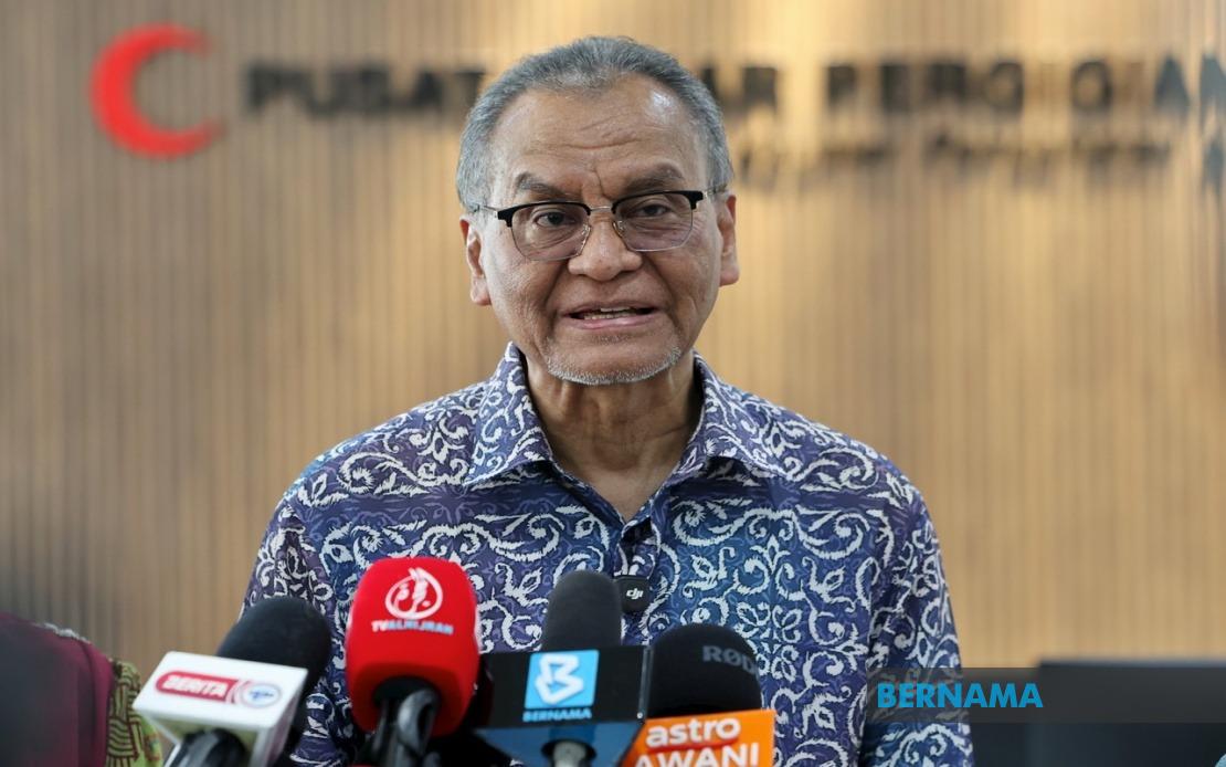 Bernama_Radio's tweet photo. .@KKMPutrajaya masih jalankan kajian dan penilaian secara menyeluruh sebelum menjadikan vaksin denggi sebahagian daripada Program Imunisasi Kebangsaan (NIP) - Menteri Kesihatan @DrDzul 

Selanjutnya : https://t.co/zksfZFIU5J https://t.co/obEaPsN1lX