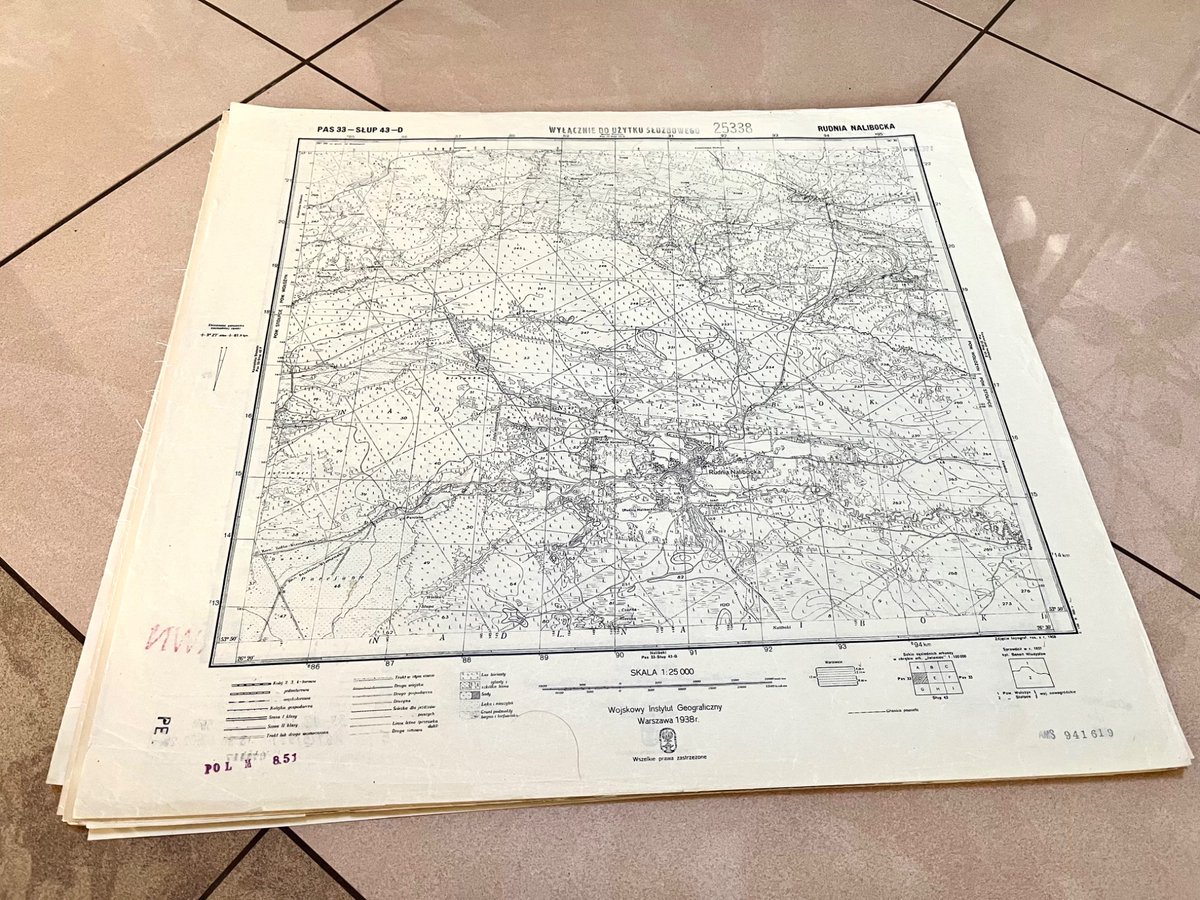 AdamSzulczewsk1's tweet photo. Pracując ze starymi mapami Wojskowego Instytutu Geograficznego, mało co daje tyle radości i satysfakcji, ile repatriacja map. A że w ostatnich dniach udało mi się zorganizować powrót dziewięciu arkuszy do Polski, w tym wątku chciałbym opowiedzieć Wam tę historię.

Będzie ciut o robocie detektywa, trochę o naszej historii, a reszta to już fantazja pasjonata😉Zapraszam! 1/