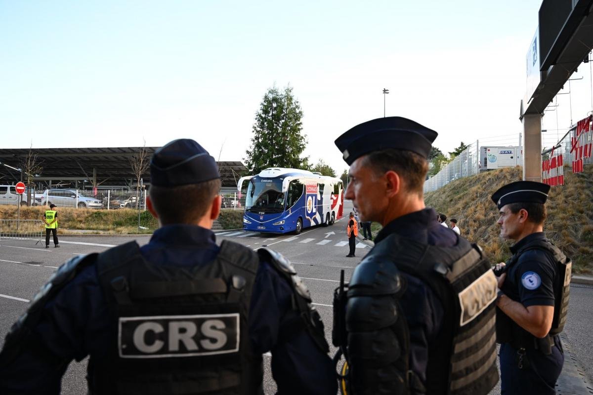 OL__Plus's tweet photo. Six interpellations en marge d'#OL - #Fenerbahçe dans le cadre des barrages de la Ligue des champions
#OLFSK #Justice 
(L'Équipe : https://t.co/frScROYBJ6) https://t.co/FuHdC6rsig