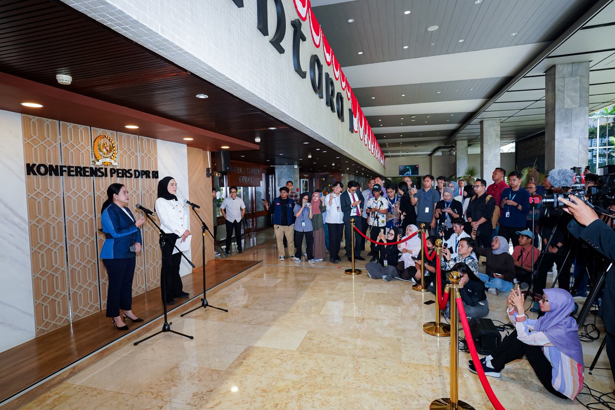 puanmaharani_ri's tweet photo. Alhamdulillah, menyelesaikan Rapat Paripurna DPR masa sidang I 2026-2027 dengan sejumlah agenda krusial, di antaranya laporan Komisi III terkait penyusunan RUU Perampasan Aset, sekaligus mendengarkan dan menerima aspirasi masyarakat terkait RUU yang sedang digodok tersebut.

Agenda lainnya yaitu laporan Timwas Penyelenggaraan Ibadah Haji, serta pendapat fraksi-fraksi terhadap RUU Perlindungan Ketenagakerjaan, RUU APBN 2027 beserta Nota Keuangannya, dan laporan Baleg DPR RI.

Bersama para pimpinan DPR RI, hari ini kami berbagi tugas untuk menyelesaikan agenda sidang, dan juga memastikan setiap suara masyarakat  diterima untuk ditindaklanjuti… 😊

#puanmaharani