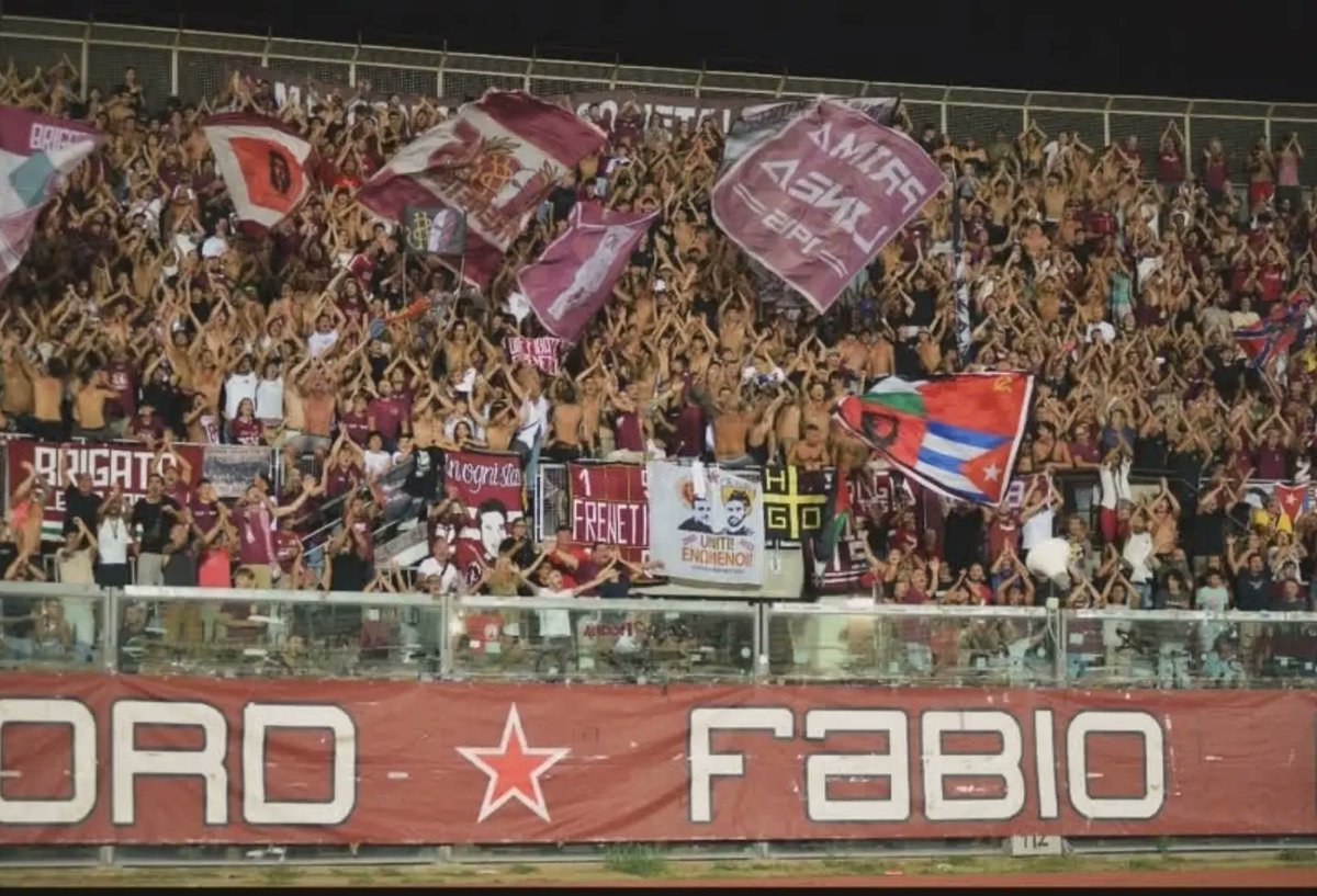 ultras_antifaa's tweet photo. #Italy — Livorno Calcio played its first match of the season, and the Curva Nord was once again brilliant as always. 

Palestinian, Antifa, Che Guevara and USSR flags were waved in the stands. https://t.co/WpU9AN9uqD