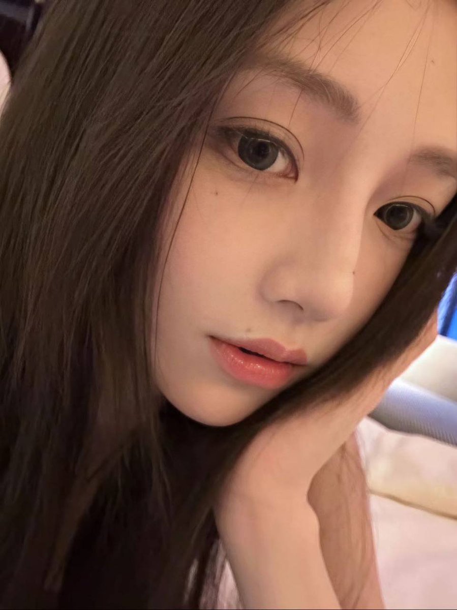 WesteringsBB's tweet photo. 眼神里藏着未说出口的故事，在安静的深夜角落里，慢慢发芽。生活或许平淡，但那些细碎的瞬间，却足以温柔岁月。晚安
https://t.co/S8Pk9J3792 https://t.co/2rYi6s5BAd