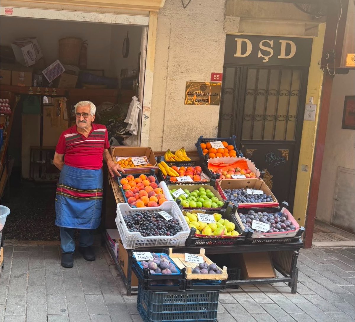 alpklnctr's tweet photo. 82 yaşında, 30 yıldır aynı yerde manav olan Ahmet Karadeniz.

Dükkan sahibi ölmeden önce iş yerini Darüşşafaka'ya bağışlıyor.

Ahmet amca 2015'ten sonra kirasını Darüşşafaka Cemiyeti'ne ödüyor.

Ülkenin ekonomik koşulu, enflasyon sebebi bir yana Kadıköy'de Güneşlibahçe'de barlar sokağının içinde ayakta kalma çabası veriyor.

İşlerinin düşmesi, sokağa gelen insan portföyünün bozulması işlerini olumsuz etkiliyor.

Kira süresi 10 yılını dolmuş geçiyor. Kış aylarında kirayı ödeyememe durumu sebebiyle 82 yaşındaki bu emektar Ahmet amcamızı 10 m2 dükkandan tahliye etmeye çalışıyorlar.

Tahliye kararını durdurmak için eş dosttan borç alıyor, istinaf mahkemesine harç yatırıyor. 105 bin teminat + 95 bin avukat parası veriyor.

"Borcumuz var evet ama bizi rahat bıraksınlar, borcumuzu taksit yapsınlar, tahliye etmesinler. Bu yaşta sokaklarda yaşamak istemiyorum" diyor.

Çevredeki barlar, kulüpler Ahmet amcayı dükkandan atsınlar diye akbaba gibi çıkmasını bekliyorlar. Ahmet amcaya sahip çıkalım. Koskoca yardım derneği kuruluşu Ahmet amcaya mı gözünü dikti, her yıl milyonlarca lira bağış toplanıyor. İnsanlara yardım ediyorlar sözde ama gel gör ki yardım adı altında insanları sokaklara atıyorlar. Gerçekten yazık.