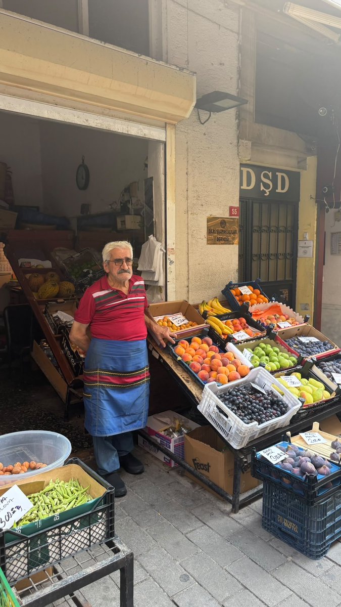 alpklnctr's tweet photo. 82 yaşında, 30 yıldır aynı yerde manav olan Ahmet Karadeniz.

Dükkan sahibi ölmeden önce iş yerini Darüşşafaka'ya bağışlıyor.

Ahmet amca 2015'ten sonra kirasını Darüşşafaka Cemiyeti'ne ödüyor.

Ülkenin ekonomik koşulu, enflasyon sebebi bir yana Kadıköy'de Güneşlibahçe'de barlar sokağının içinde ayakta kalma çabası veriyor.

İşlerinin düşmesi, sokağa gelen insan portföyünün bozulması işlerini olumsuz etkiliyor.

Kira süresi 10 yılını dolmuş geçiyor. Kış aylarında kirayı ödeyememe durumu sebebiyle 82 yaşındaki bu emektar Ahmet amcamızı 10 m2 dükkandan tahliye etmeye çalışıyorlar.

Tahliye kararını durdurmak için eş dosttan borç alıyor, istinaf mahkemesine harç yatırıyor. 105 bin teminat + 95 bin avukat parası veriyor.

"Borcumuz var evet ama bizi rahat bıraksınlar, borcumuzu taksit yapsınlar, tahliye etmesinler. Bu yaşta sokaklarda yaşamak istemiyorum" diyor.

Çevredeki barlar, kulüpler Ahmet amcayı dükkandan atsınlar diye akbaba gibi çıkmasını bekliyorlar. Ahmet amcaya sahip çıkalım. Koskoca yardım derneği kuruluşu Ahmet amcaya mı gözünü dikti, her yıl milyonlarca lira bağış toplanıyor. İnsanlara yardım ediyorlar sözde ama gel gör ki yardım adı altında insanları sokaklara atıyorlar. Gerçekten yazık.