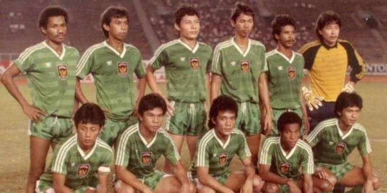 DrawEnginee7's tweet photo. @jonkabeh @Bolaplastik_x Aku lihat dari jaman pelatih Bertje Matulepewa mas 

jaman ricky yakobi , yang andalin perorangan , adjat suderajat

sampai jaman game play , dan skenario play ciamik jaman STY 

indonesia vs Jordan 4-1 , berdiri sambil mbrebes 
Korea Selatan  2-2 , benar2 nangis asli https://t.co/AUnLM1kZvg