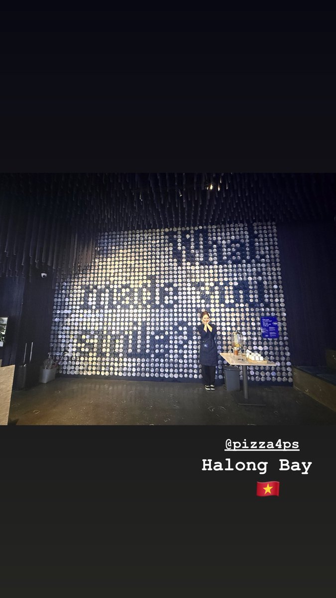 Yo_maco's tweet photo. 世界遺産・ハロン湾に、Pizza 4P’sがオープンしました🍕
店内からハロン湾を眺めながら食事ができる、なかなかのグッドスポット。
是非立ち寄ってみてください！ https://t.co/cAmqiD8Juo