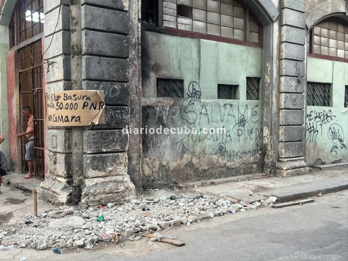 diariodecuba's tweet photo. FOTOS DE #CUBA: #LaHabana produce cerca de 30.000 metros cúbicos de basura al día, pero solo se logran recoger unos 17.000, según cifras oficiales. Con apenas 44 de los 106 camiones recolectores operativos por falta de combustible, los residuos se acumulan en calles y esquinas de la capital cubana.
#BuenosDías, a pesar de la dictadura.
Te esperamos en #DiarioDeCuba:https://t.co/cpvN9pOSj7
📷: DDC, agosto de 2026