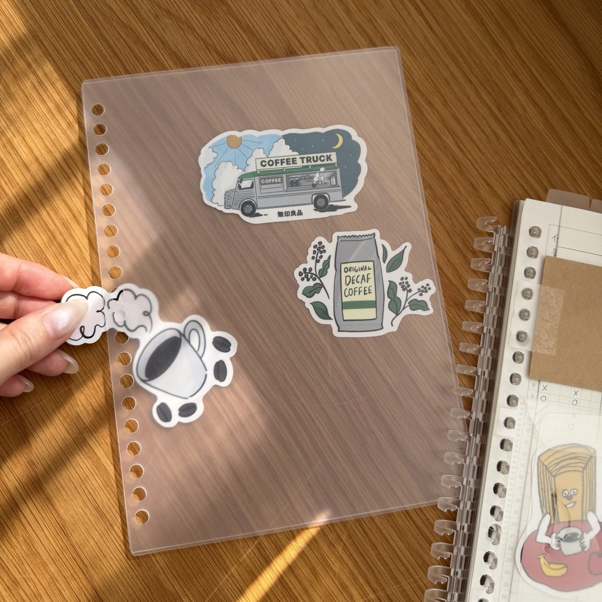 muji_net's tweet photo. ステッカーやポストカードなどを入れて、自分好みにカスタマイズできる表紙が新登場。

https://t.co/2cFHXoa22K https://t.co/lvD4NZWiaG