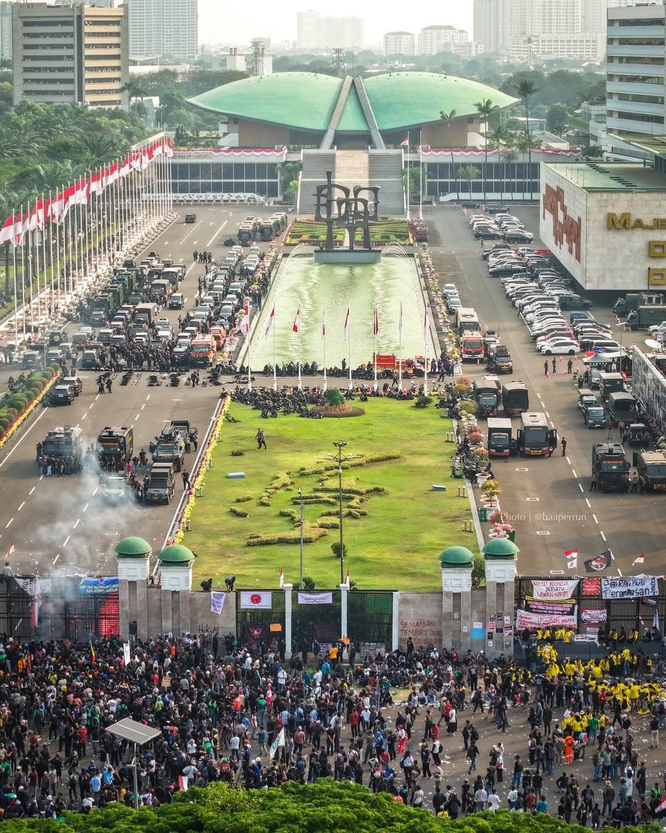 bismillahyuk_'s tweet photo. 🚨 UPDATE: Situasi #demo sore ini 27 Agustus 2026, massa masih terus memadati area depan Gedung DPR RI.

Semakin sore, suasana terlihat makin ramai dan jumlah massa terus bertambah.

Tetap jaga ketertiban, sampaikan aspirasi dengan damai. 🙏🇮🇩 #WargaJagaWarga https://t.co/fL01g4ToUy