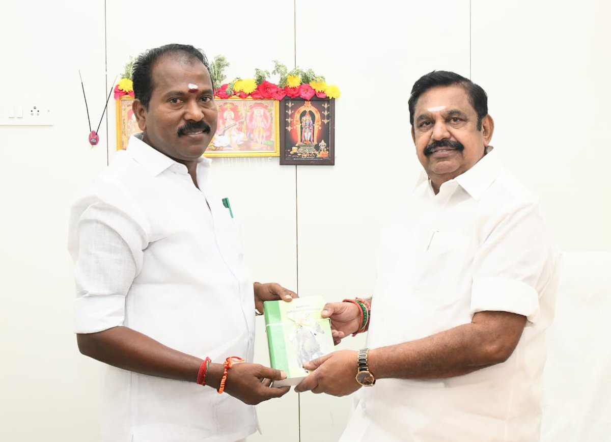 AIADMKOfficial's tweet photo. மாண்புமிகு கழகப் பொதுச் செயலாளர் புரட்சித் தமிழர் திரு. @EPSTamilNadu அவர்கள் தலைமையில் அஇஅதிமுக சட்டமன்ற உறுப்பினர்கள் இன்றைய தினம் சட்டமன்ற நிகழ்வுகளில் பங்கேற்றனர். 

இன்றைய தினம் நிதி நிலை அறிக்கையின் துறை வாரியான மானியக் கோரிக்கைகளில் கழகத்தின் சார்பில் உரையாற்றும் அஇஅதிமுக சட்டமன்ற உறுப்பினர்கள் திர���மதி. P உஷாராணி (ஏற்காடு) மற்றும் திரு. V சம்பத்குமார் (அரூர்) ஆகியோர் மாண்புமிகு கழகப் பொதுச் செயலாளர் புரட்சித் தமிழர் #எடப்பாடியார் அவர்களை அவர்தம் சட்டமன்ற அலுவல் அறையில் நேரில் சந்தித்து வாழ்த்து பெற்றனர்.

#TNAssembly #AIADMK