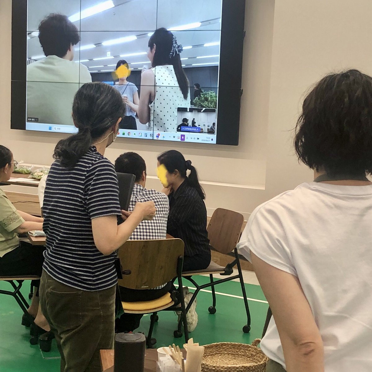 ih_cachd's tweet photo. 今日の さぁ、仕掛けよう。WEEK
・パネルを1時間語る猛者あらわる
・野菜配布コラボ。CACでは月1で契約農園から届く野菜を無料配布してます
・用意してた彦九郎ふまんじゅう、あっという間になくなる。予備のお煎餅を投入。それもなくなる、
・新しくなった西日本オフィスでもカフェイベント、ライフ映像つなぐ