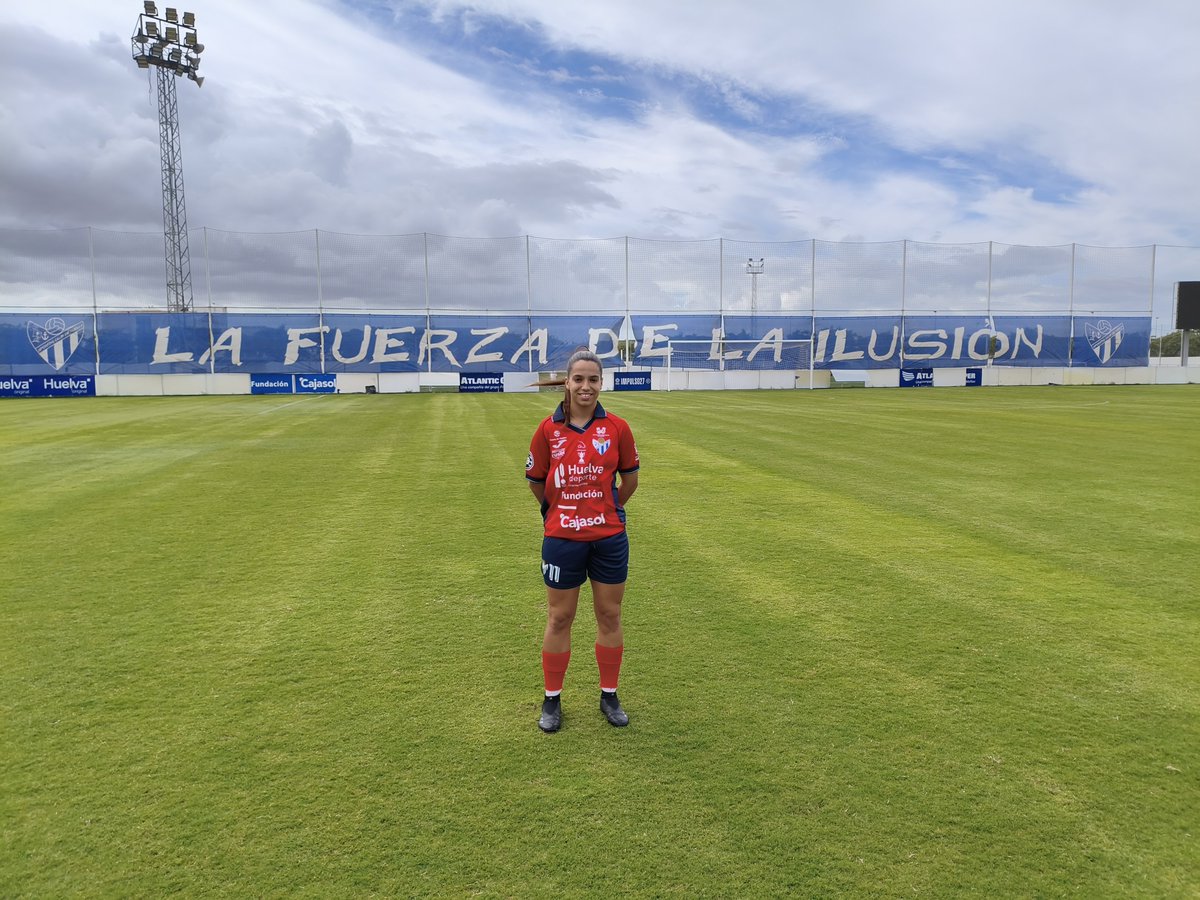 sportinghuelva's tweet photo. 📸 ¡Estamos de Media Day!

Nuestras espartanas ya posan ante las cámaras para preparar todos los contenidos de la temporada 2026/27. 💙🤍

Y ahora os preguntamos a vosotros... 👀

¿Qué os parecen las nuevas equipaciones de este año? ⚔️ https://t.co/WrCXx8adEE