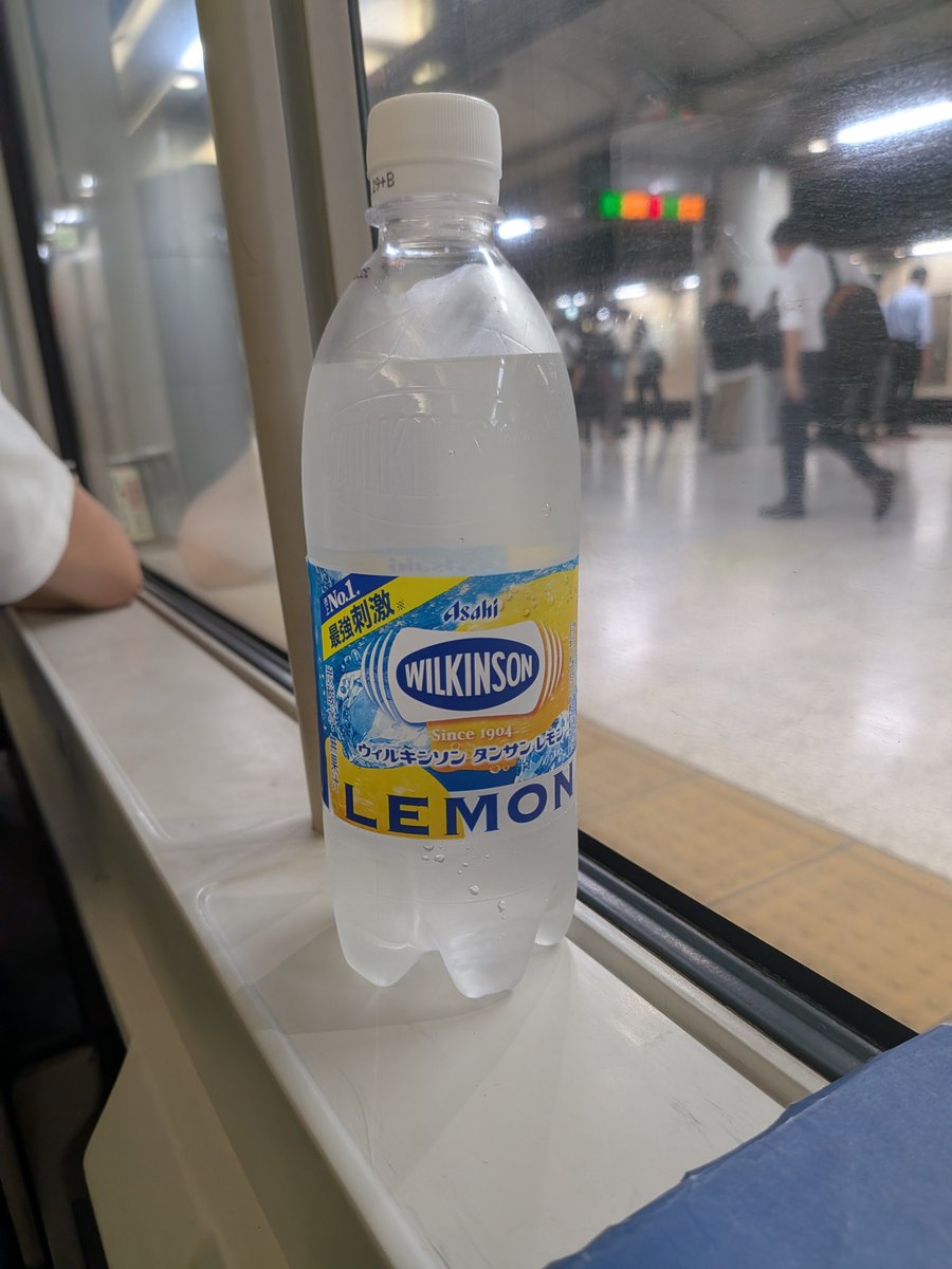 Bripizza's tweet photo. やっぱ暑いときは、シンプルイズベスト。こういう炭酸水がいいですよね!あとはこのまま最寄り駅まで、ボケっと... https://t.co/r8B7ZbWq2P