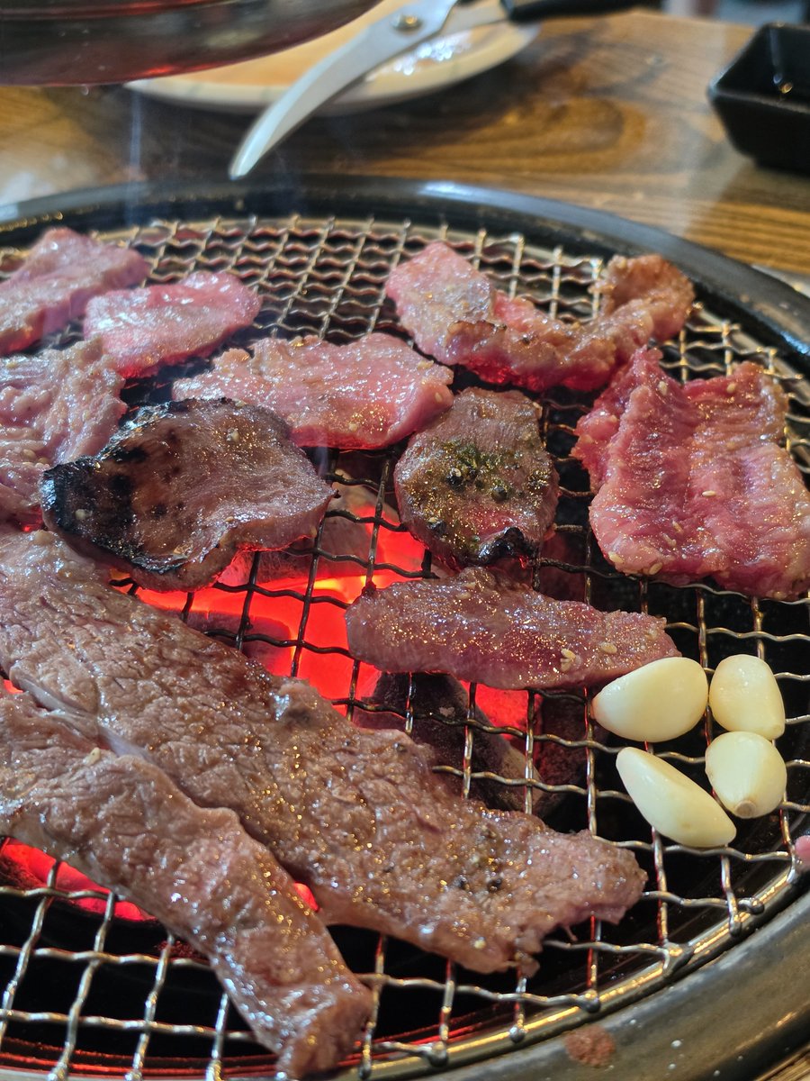 DRB_eating's tweet photo. 📍 포항, 포갈집

먹으면서 소고기 왜케 싸지 생각함. 우설보다 양념된 고기가 더 맛있었고요. 4인분 시키면 포갈탕을 무료로 주시는데 전 불호였음. 근데 여기 밑반찬 게장이 너무 맛있어서 게장 안 팔아 주시나 싶고. 소스에 마늘 와르르 넣어 먹는 게 진짜 좋음. 웨이팅 무지 깁니다. https://t.co/2VuYD3tPxb
