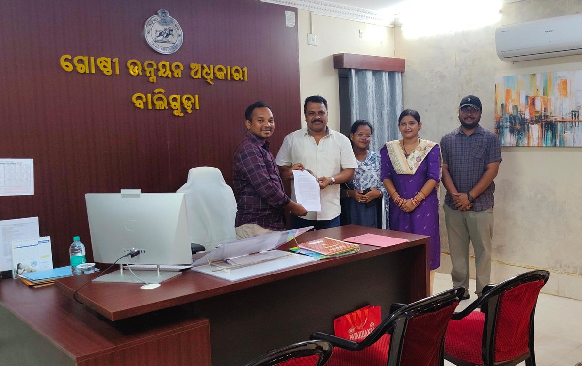 AOEOA_ODISHA's tweet photo. Today, the Joint Coordination Committee (JCC) representing all core Block Extension Officers—GPDO, BSSO, WEO, & IoS/MI of #Baliguda Block, #Kandhamal of Odisha submitted a Joint Memorandum to the Govt through the BDO.
📷 Key Demands:
📷 Entry Pay Revision to #Level_10 (Grade Pay ₹4600) 📷 Health Cover (GJAY) & Field Protection Protocols 📷#OdishaBlockOfficers #PayParityLevel10 #JCCDemands
@MohanMOdisha
@SecyChief
@CMO_Odisha
@SSEPD2
@stscdev
@Food_Odisha
@PRDeptOdisha
@_anugarg
@otvkhabar
@kanak_news
@GovernorOdisha
@sambad_odisha
@samajalive
@DharitriLive1
@NandighoshaTV
@Naveen_Odisha