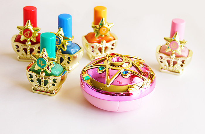 sc_mg_toy's tweet photo. 2013年にプレバンでシャイニングムーンパウダーが発売して鯖落ち＆即完売で、しれっと発売した指示ボールは入手困難。2014年ガシャのコンパクトミラーも争奪戦。あれから13年、当時からず～っと欲しかった当時の玩具の復刻シリーズがようやく展開する事になりました…！🥲感無量です！ https://t.co/YwUbVdg1xc