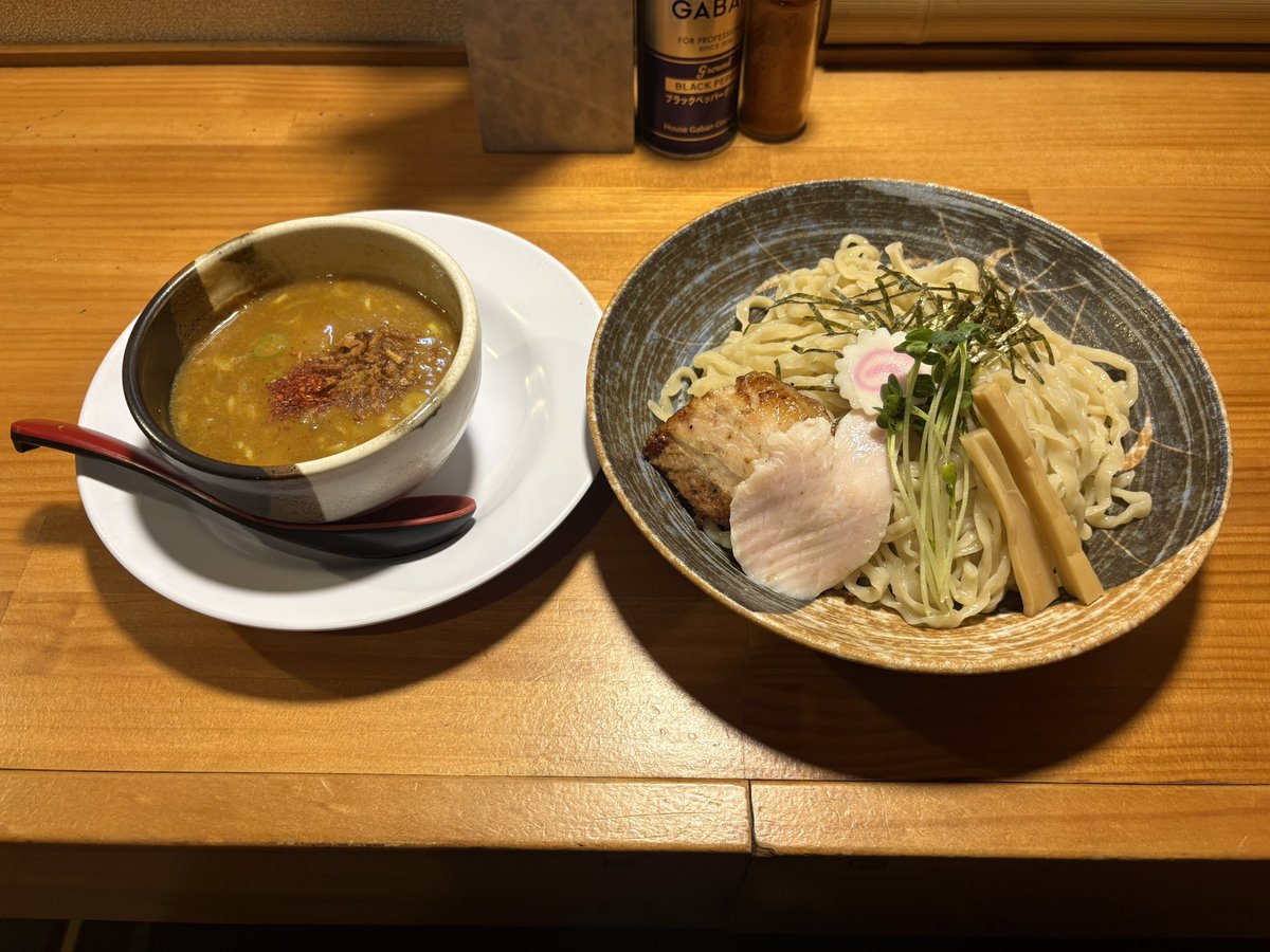 yossykitchen's tweet photo. 自家製手打ち麺 粋や@千葉市中央区

おさかなカレーつけ麺
麺大盛

昨夜。
気まぐれ限定。
太麺で。
スパイシーなつけ汁で粘度高めなので、麺をくぐらせて食べるとつけ汁が無くなりそうです。
手もみの太麺はつけ汁に負けない存在感。
ごちそうさまでした。 https://t.co/RjypRPuvxx
