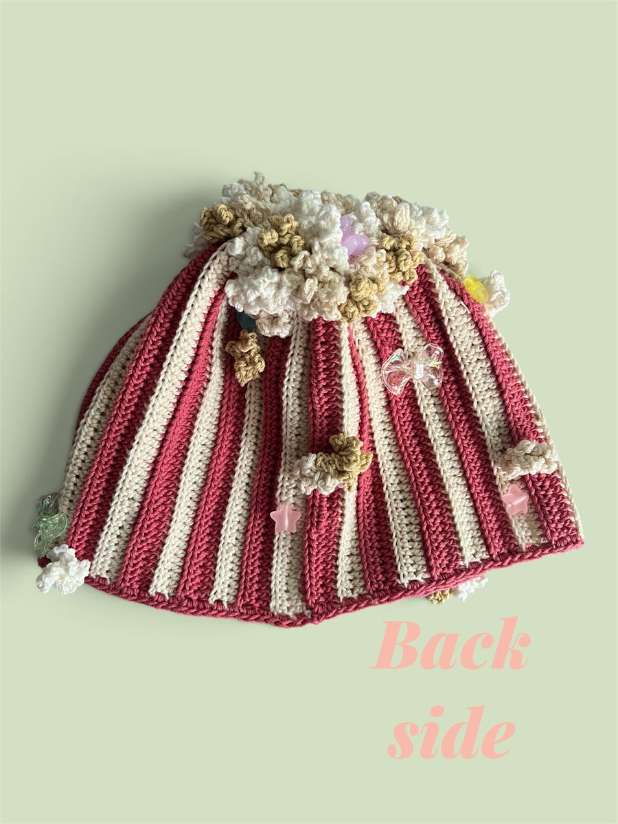 marchworks's tweet photo. お菓子を散りばめたような帽子。
参考動画は年子ママの編み物暮らしさま。
途中で「もっとお菓子っぽくしたい！」となり、お菓子に見立てたビーズパーツを追加🍬✨
かぶってみると、キナリ×抑えたベリーピンクで思ったより派手じゃない！
意外とコーディネートしやすそうです。

#かぎ針編み https://t.co/PrDCenDB3g